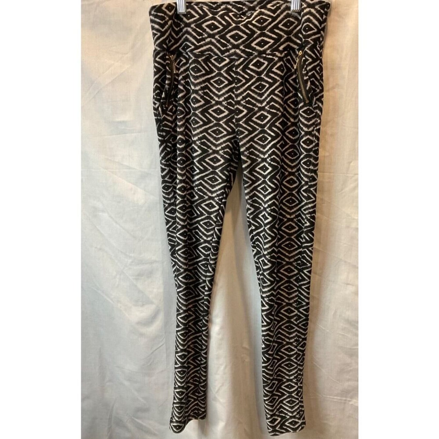 Stylish Black and White Leggings with Zipper Detail & Dual Pockets Sm/Med