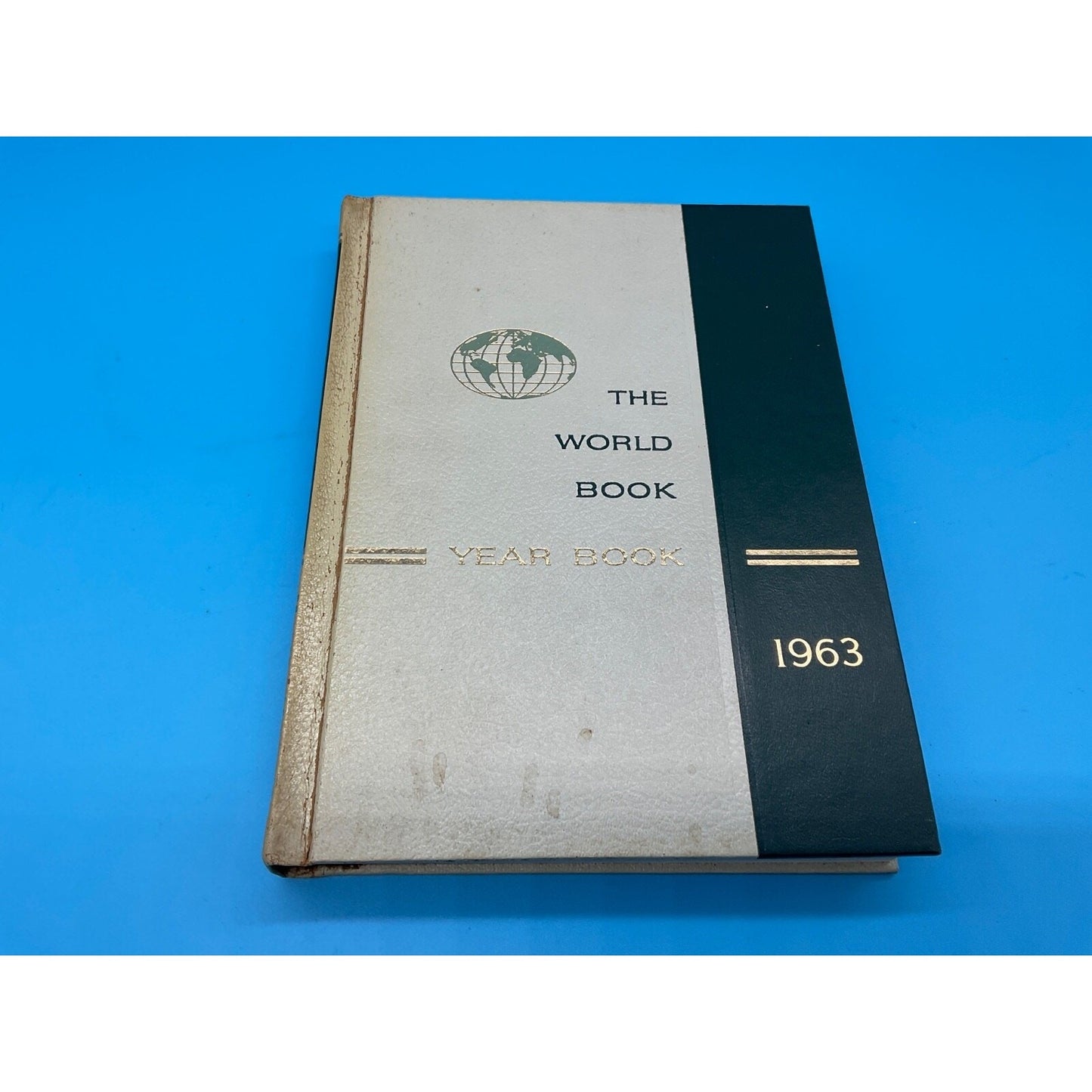 1963 The World Book Events of 1962 Year Book Annual Green White W Gold Embossing